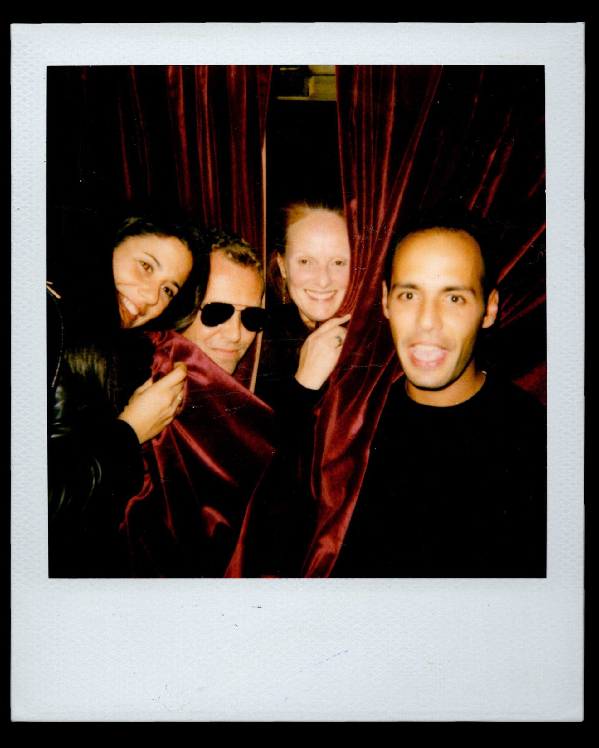 مصمم الأزياء الأمريكي مايكل كورس و مصممة الأزياء وناقدة الموضة البريطانية غريس كودينغتون مع أصدقائهما في المقهى.