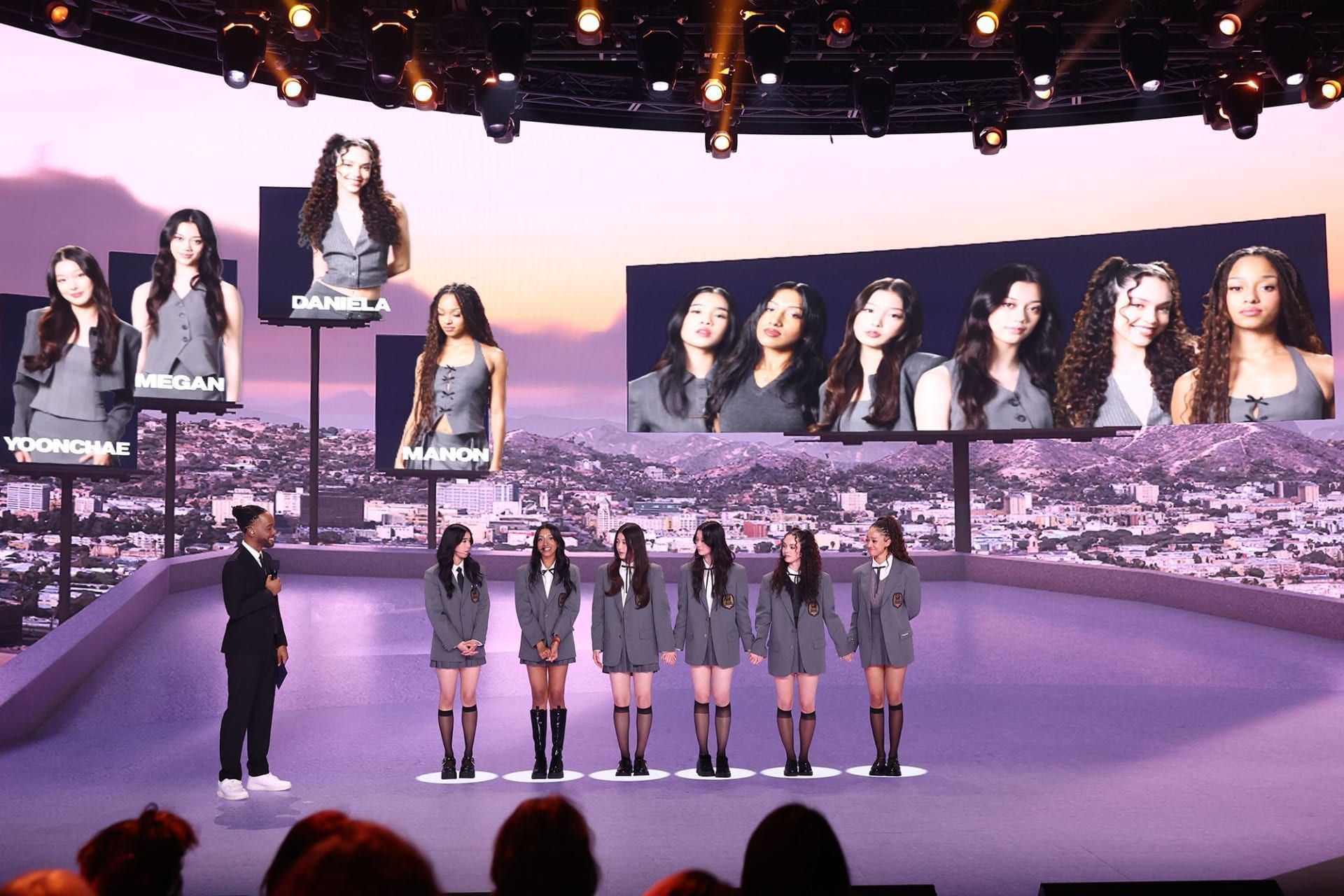 تم الكشف عن أعضاء النهائيات على المسرح في برنامج