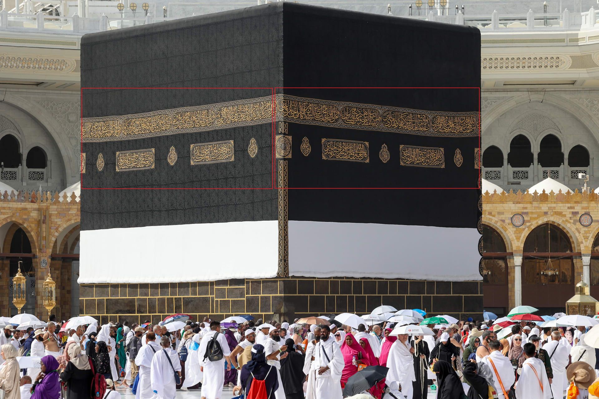 مُصلون حول الكعبة في المسجد الحرام بمكة المكرمة في 2 يونيو/حزيران 2025، استعدادًا لانطلاق موسم الحج.