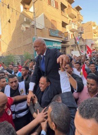 محمولا على الأعناق.. وصول الكاتب الصحفي والإعلامي الكبير مصطفى بكري إلى مسقط رأسه محمولا على الأعناق.. وصول الكاتب الصحفي والإعلامي الكبير مصطفى بكري إلى مسقط رأسه