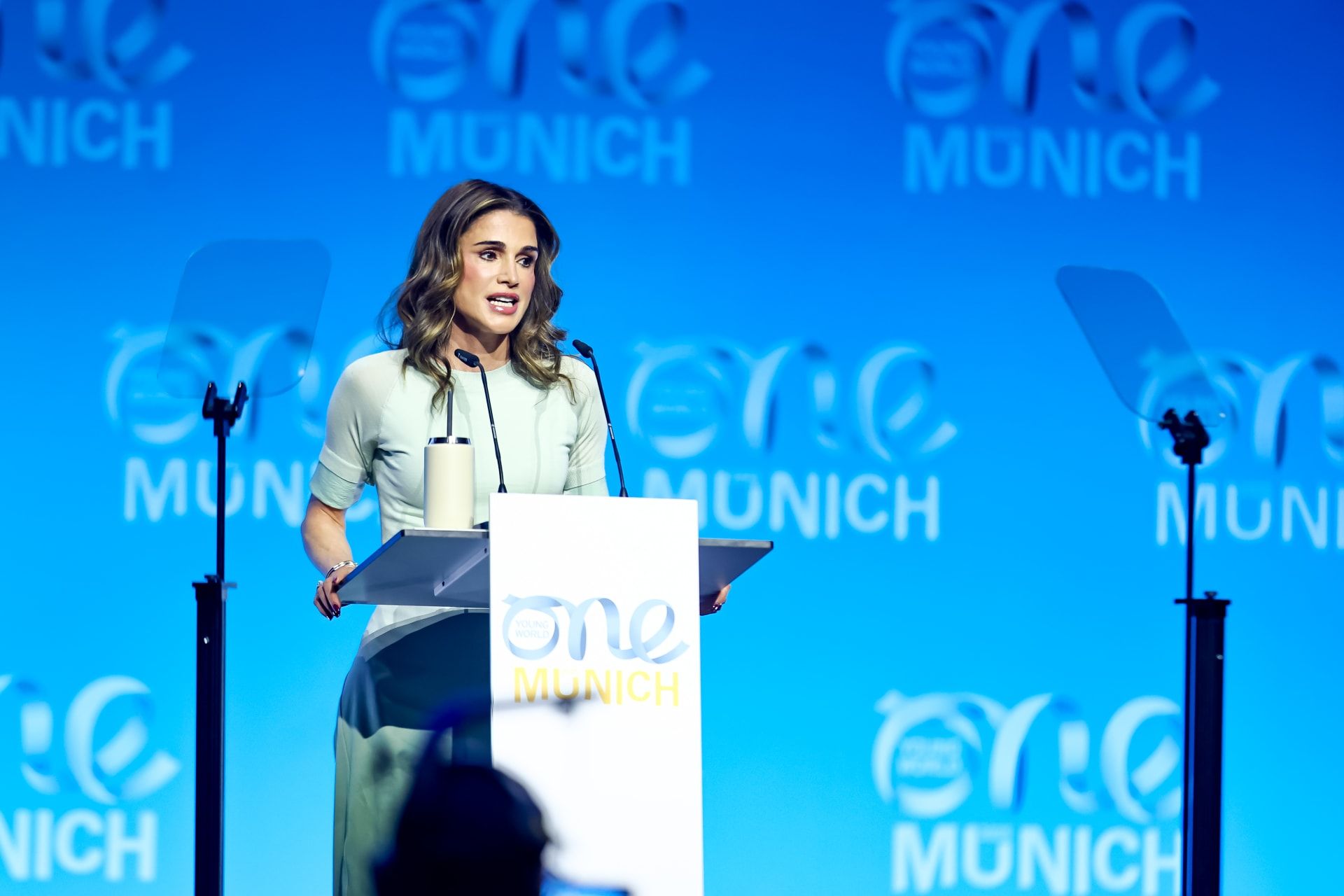 الملكة رانيا العبدالله تتحدث على المسرح خلال حفل افتتاح “One Young World” في الحديقة الأولمبية بتاريخ 3 نوفمبر/تشرين الثاني 2025 في ميونيخ، ألمانيا.