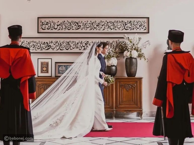 الأمير هاشم يوصل الاميرة رجوة الى طاولة القران