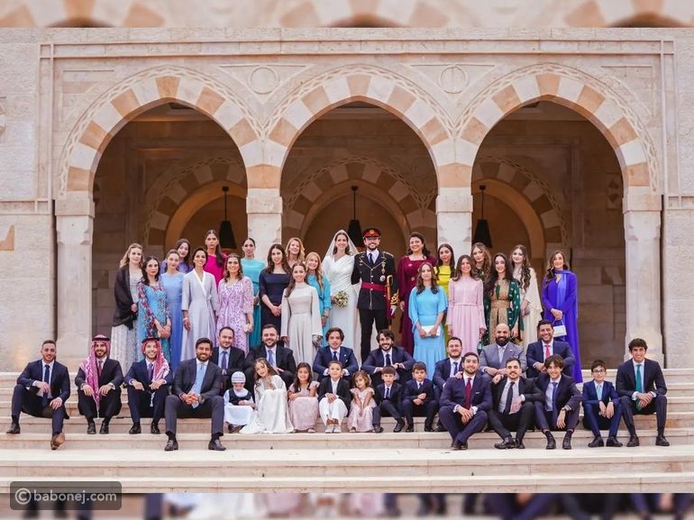صورة جماعية لأحفاد العائلة في العرس الملكي