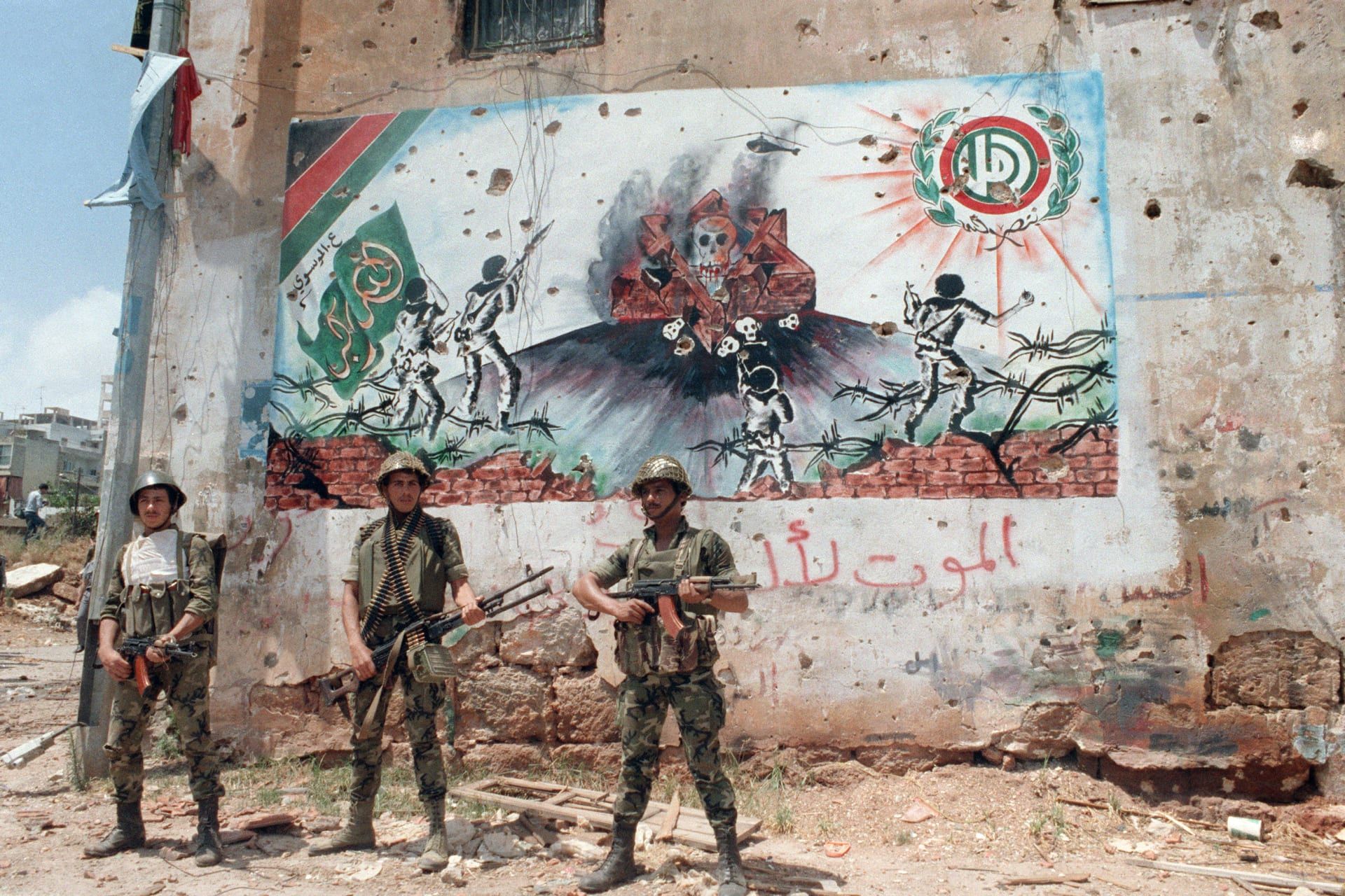 جنود سوريون يقومون بدورية في ضاحية جنوبية لبيروت في 27 مايو/أيار 1988.