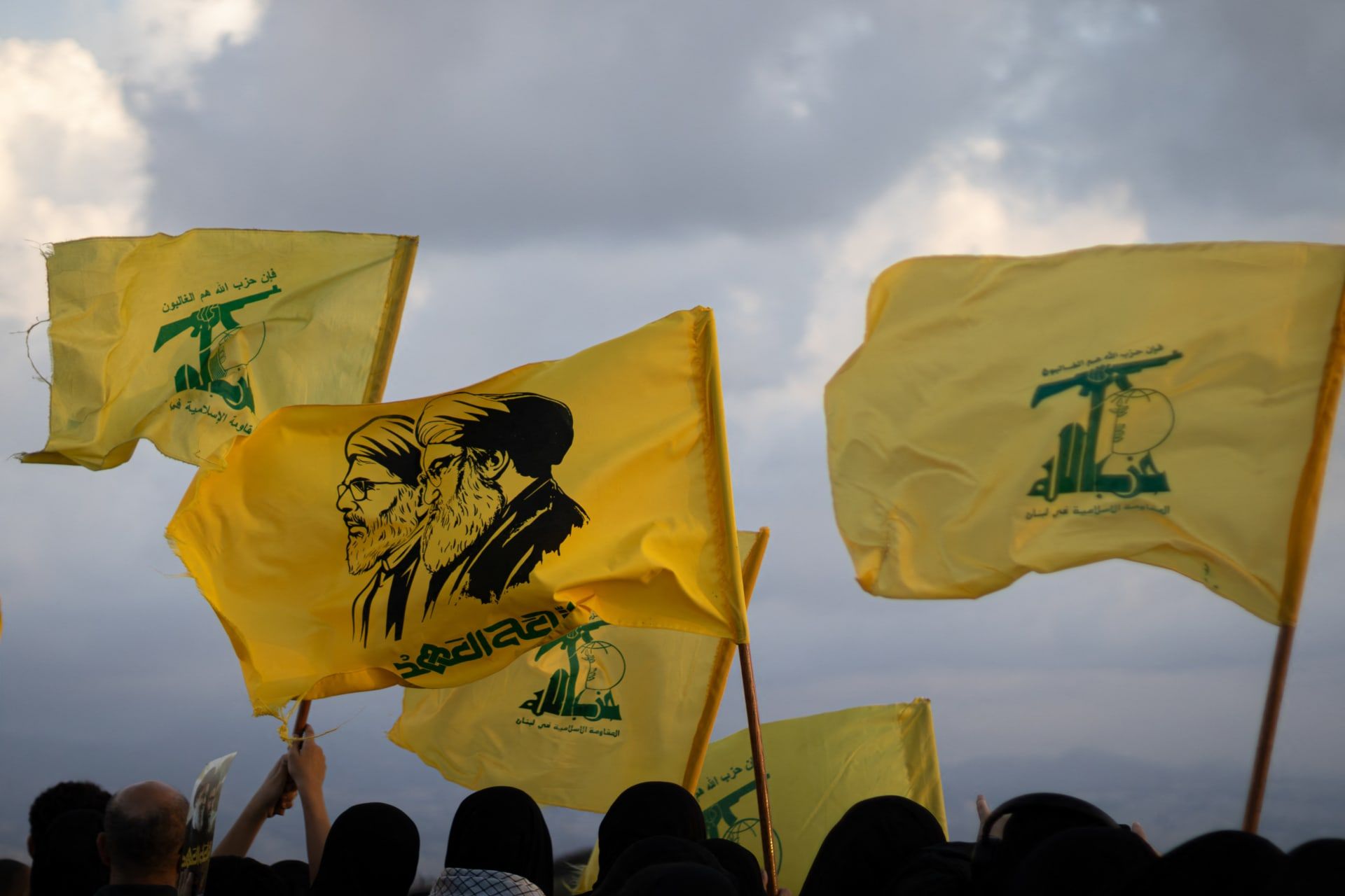نساء يلوّحن بالأعلام خلال مراسم إحياء الذكرى السنوية الأولى لوفاة الأمين العام السابق لحزب الله، حسن نصر الله في بيروت، لبنان، في 25 سبتمبر/أيلول 2025.