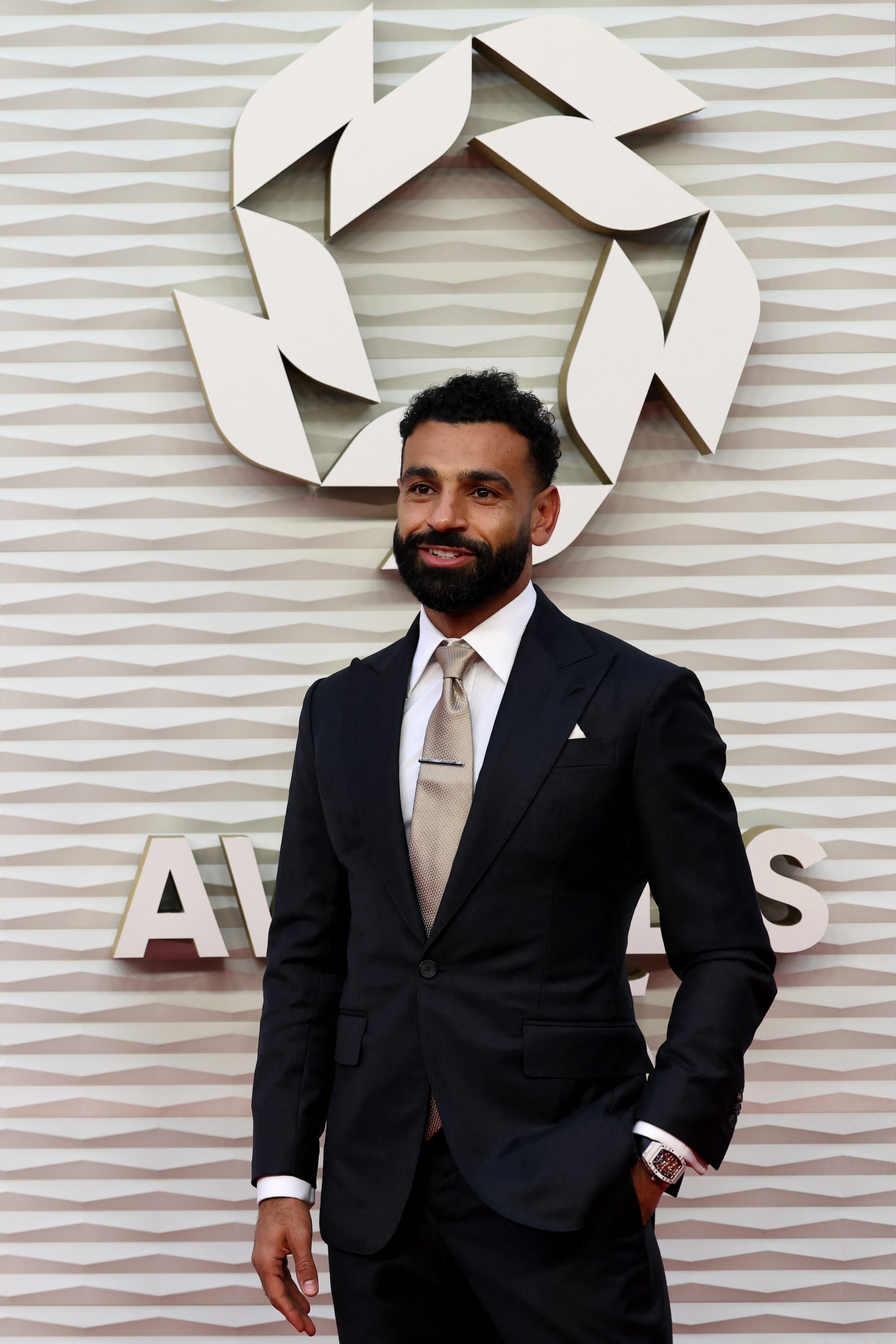 يمثّل محمد صلاح الجيل الجديد من اللاعبين العرب الذي يجمع بين الأداء الرياضي والحضور البصري المتجدد..