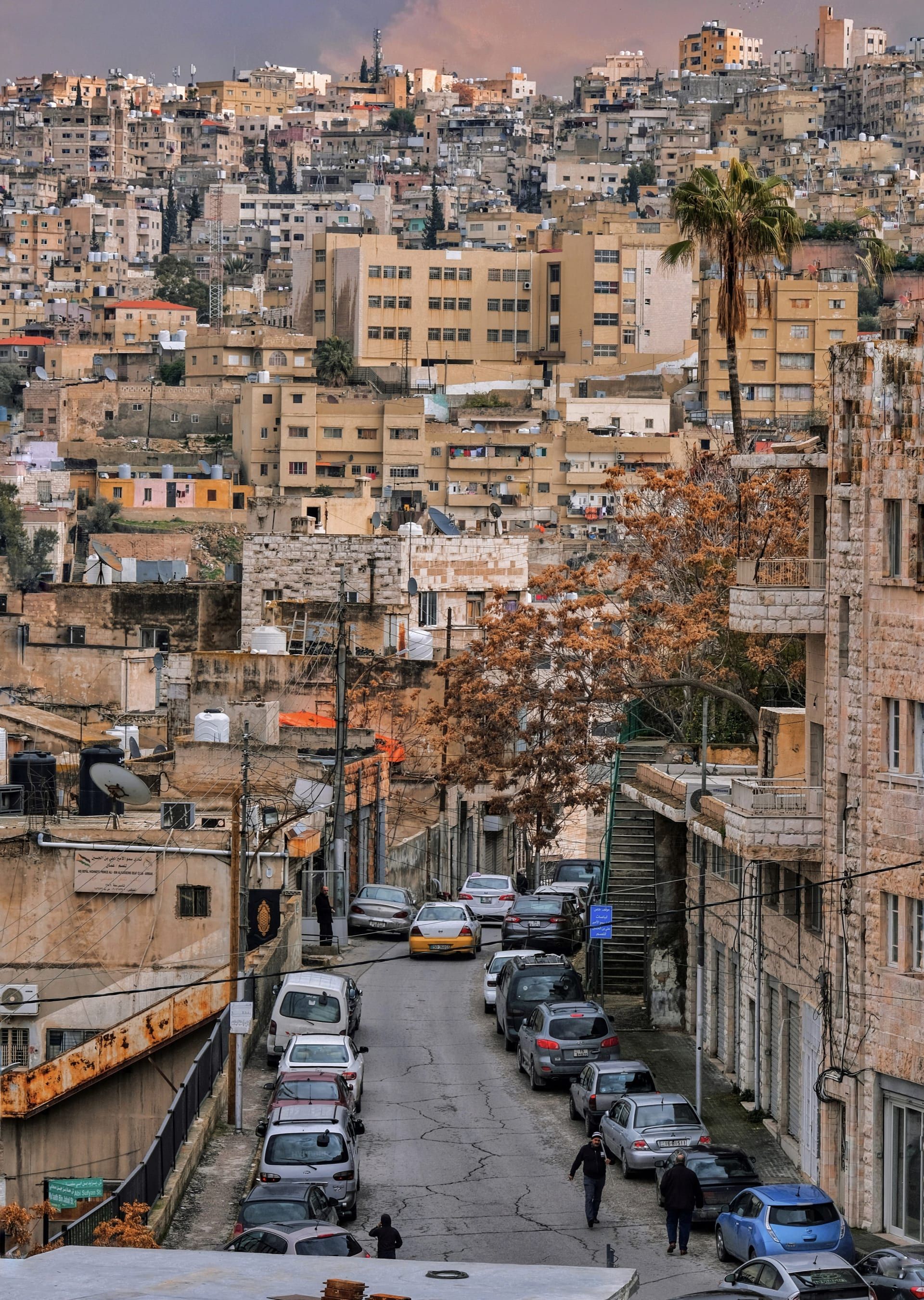 تركّز أنيتا برشه على الناس والشوارع والأسواق والحيوانات والعادات والتفاصيل الصغيرة التي تشكّل روح المكان.
