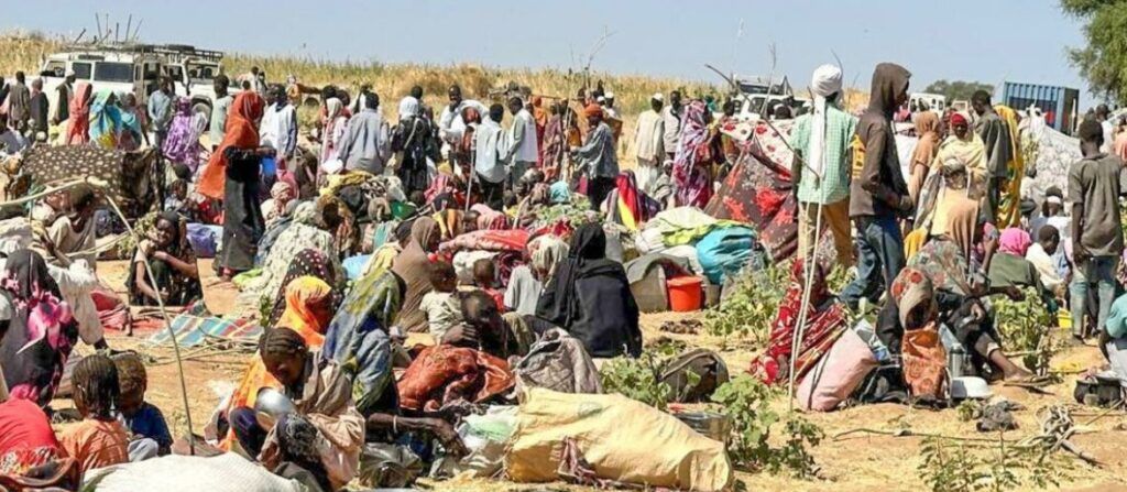 يصل الأشخاص الذين فروا من الفاشر إلى طويلة في شمال دارفور بالسودان.