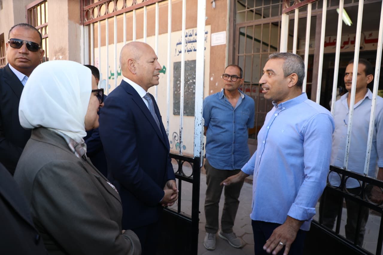 ​محافظ القاهرة يتفقد لجان الثانوية العامة بمدرسة تحيا مصر (3)
