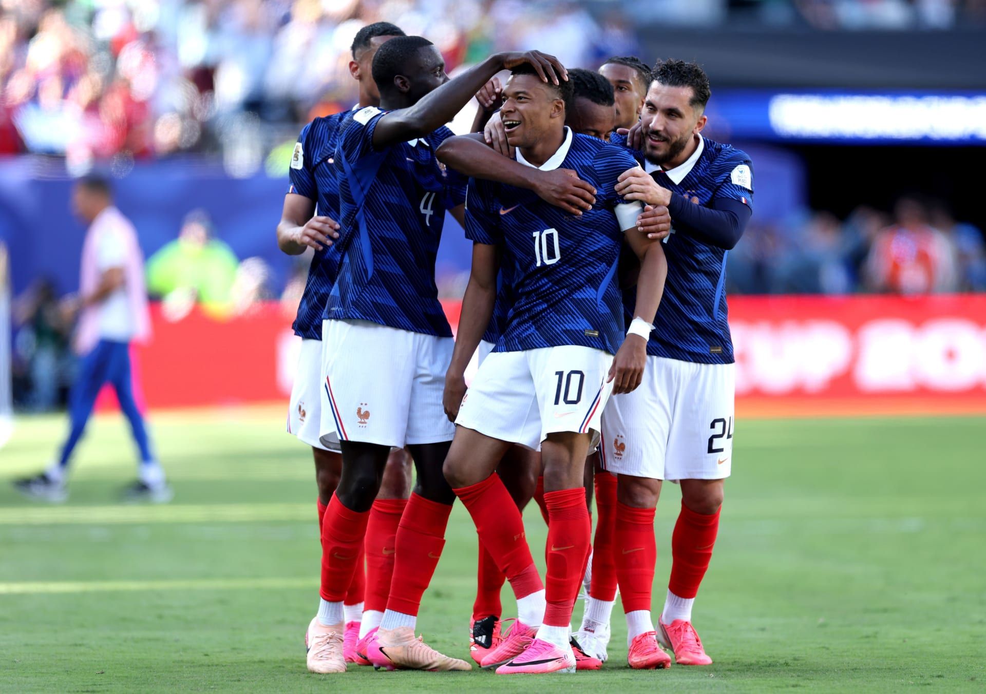 كيليان مبابي وزملائه يرتدون الأحذية الزهرية خلال احتفالهم بفوز منتخب فرنسا بعد تسجيل هدف ضد السنغال.