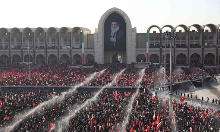 حشود تؤدي الصلاة على جثمان خامنئي في طهران