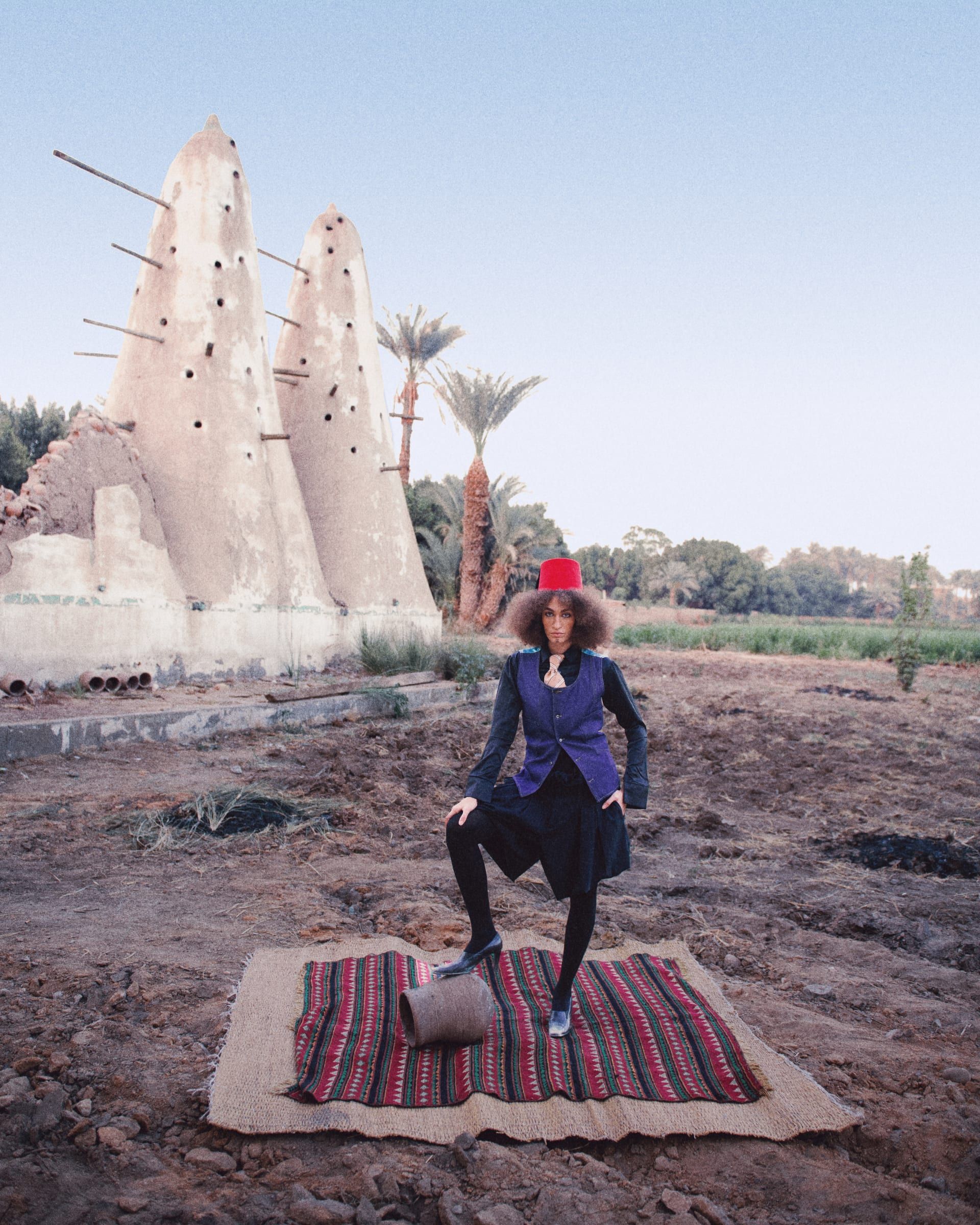 يجد المصمم المصري أنّ التصوير في القرى والشوارع يحمل جمالًا استثنائيًّا.