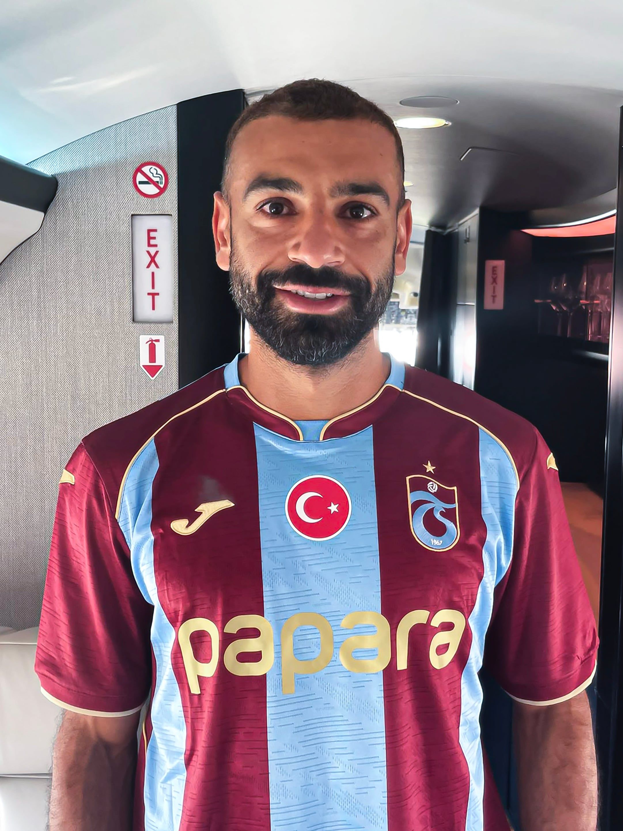 محمد صلاح في طائرة طرابزون سبور