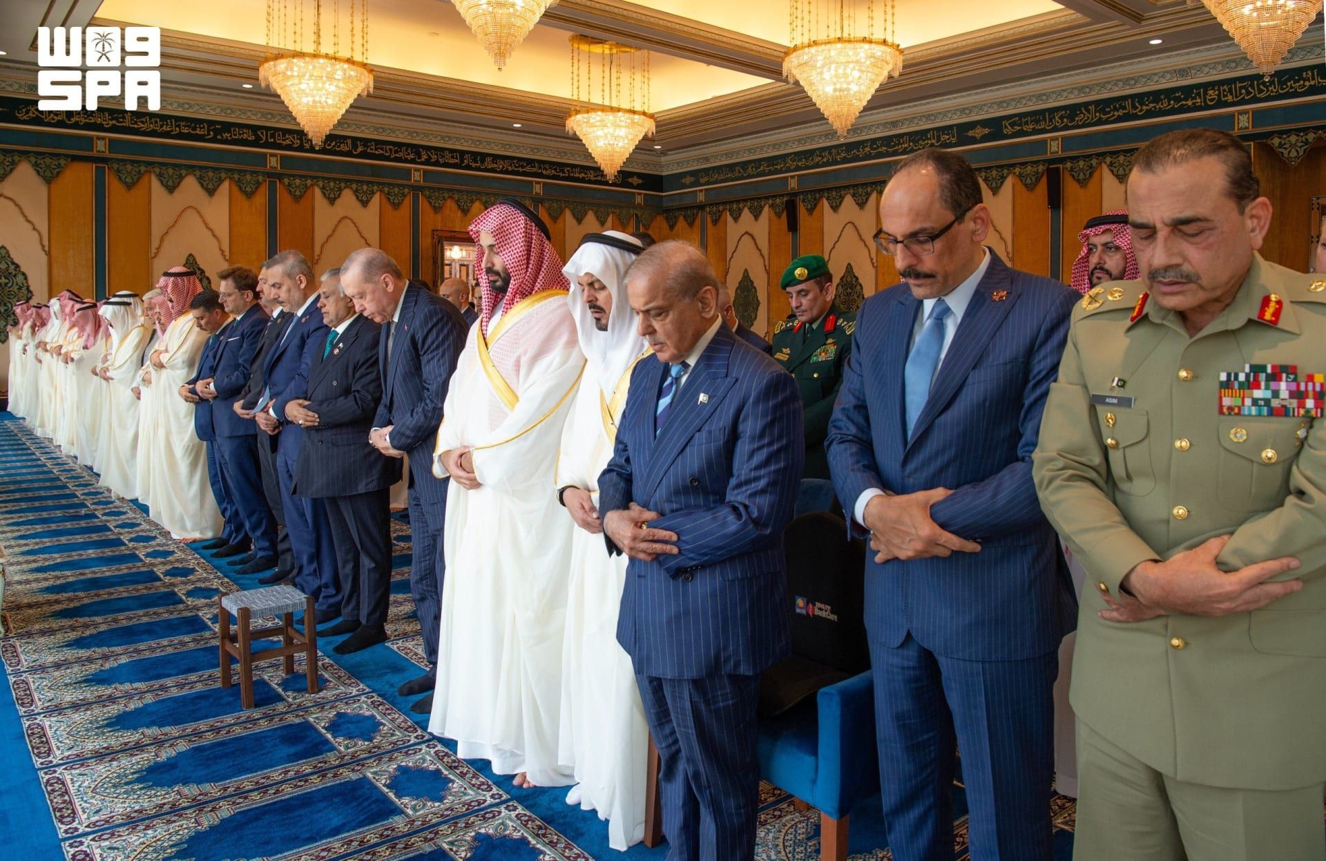 محمد بن سلمان وأردوغان وشهباز شريف يؤدون صلاة الجمعة بالمسجد الحرام