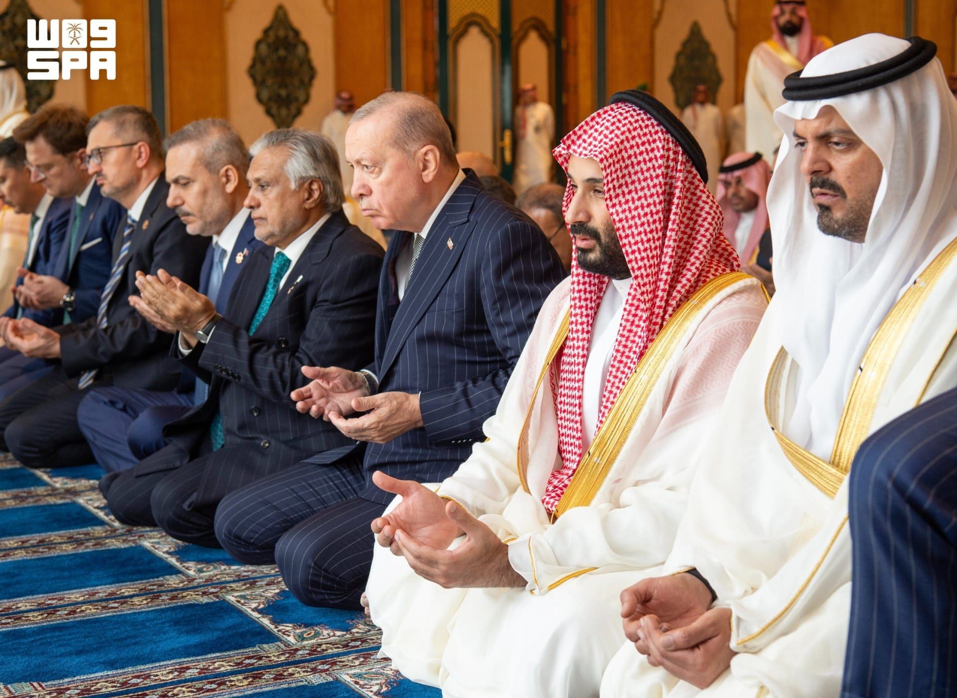 محمد بن سلمان وأردوغان وشهباز شريف يؤدون صلاة الجمعة بالمسجد الحرام