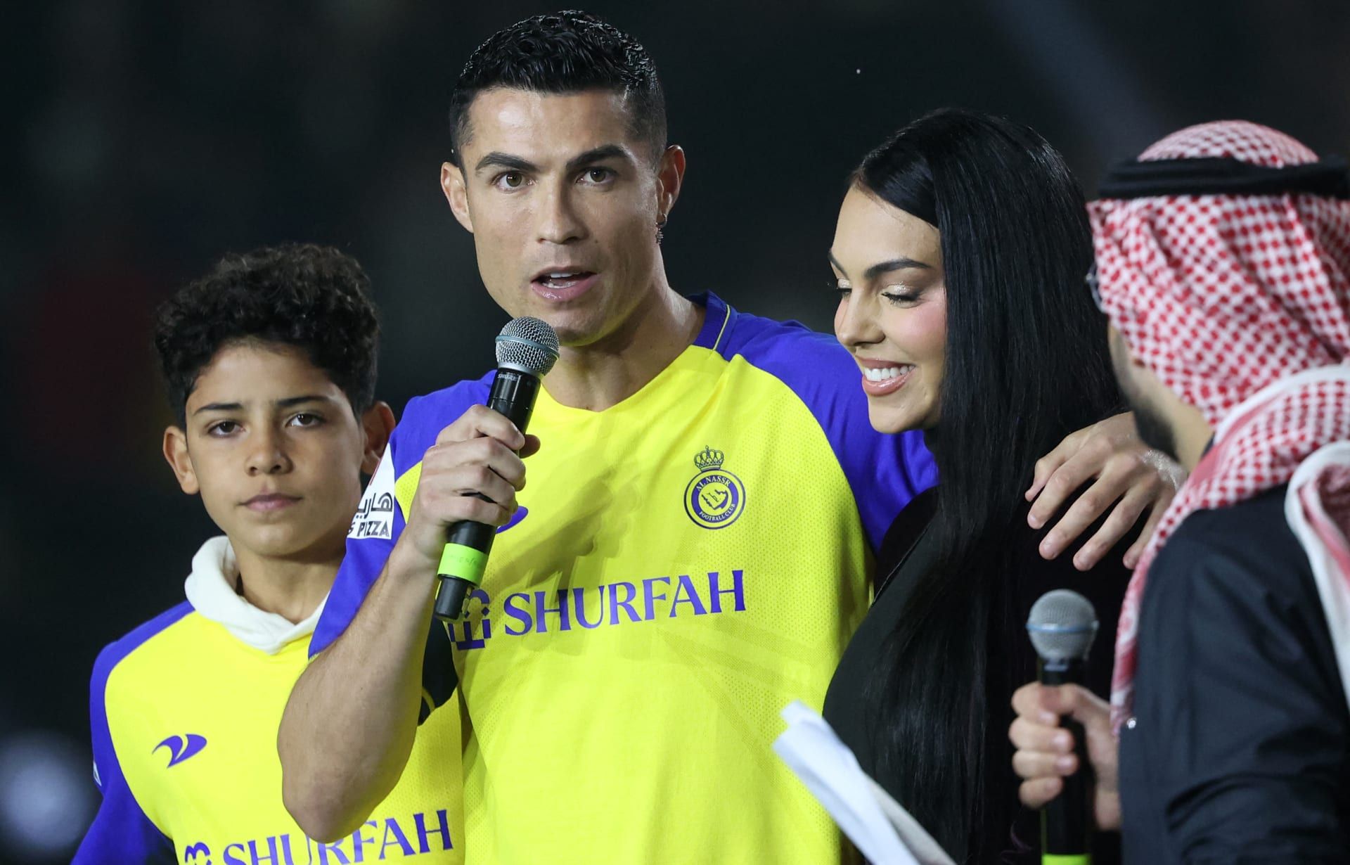 صورة للثنائي في ملعب الأول بارك، وهو الملعب الرئيسي لنادي النصر السعودي في العاصمة السعودية، الرياض.