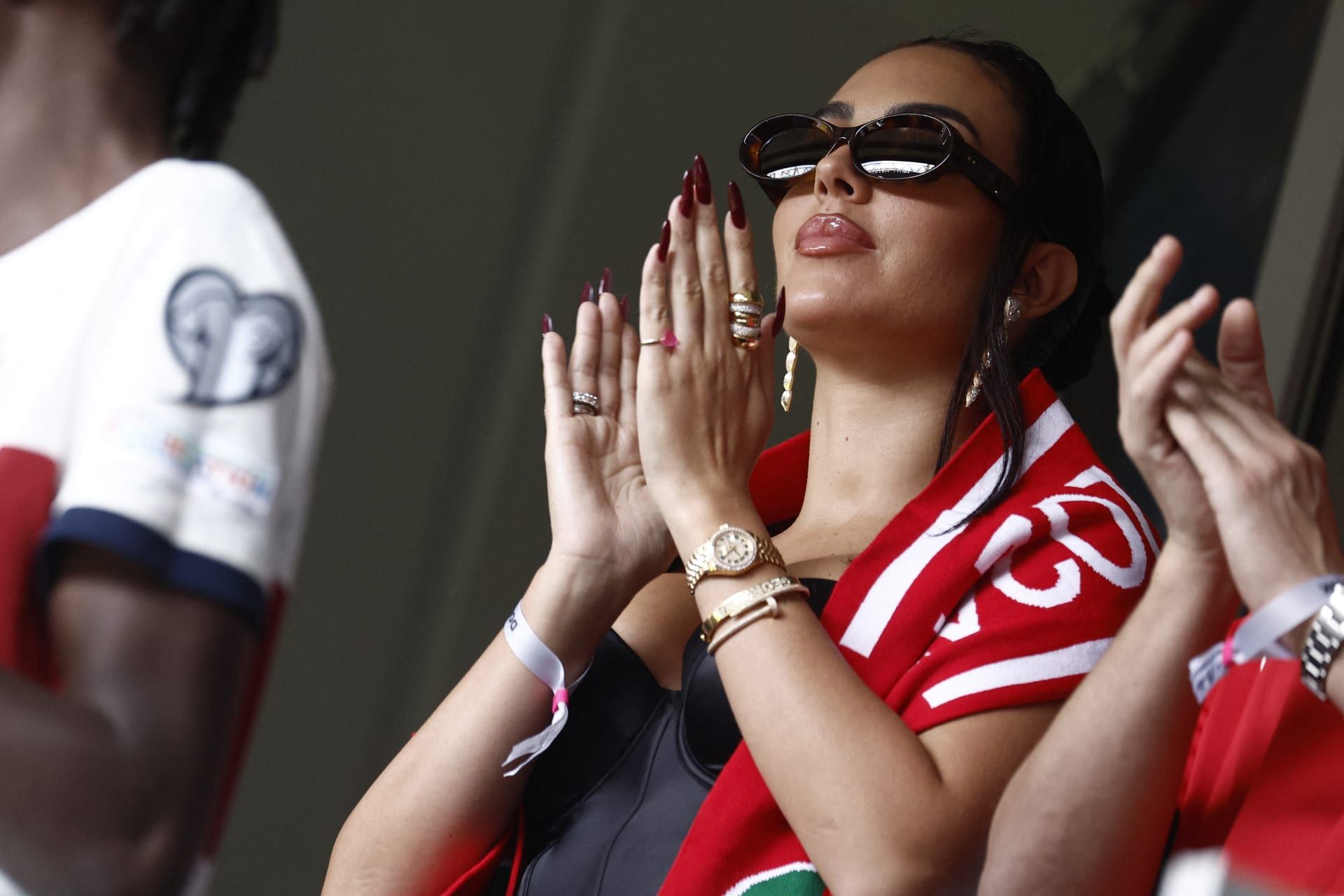 جورجينا رودريغيز خلال متابعتها مباراة تركيا والبرتغال ضمن دور المجموعات في بطولة أمم أوروبا.