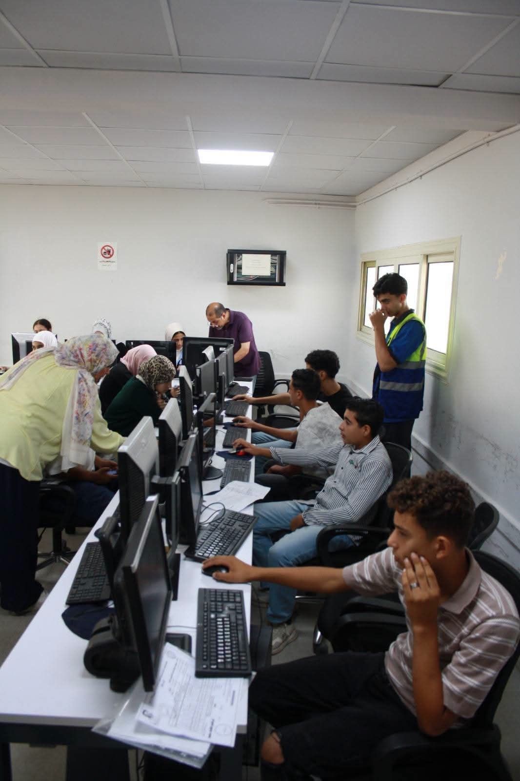 توافد الطلاب على مقار الاختبارات الإلكترونية لاستكمال امتحانات القبول بمدارس التكنولوجيا التطبيقية