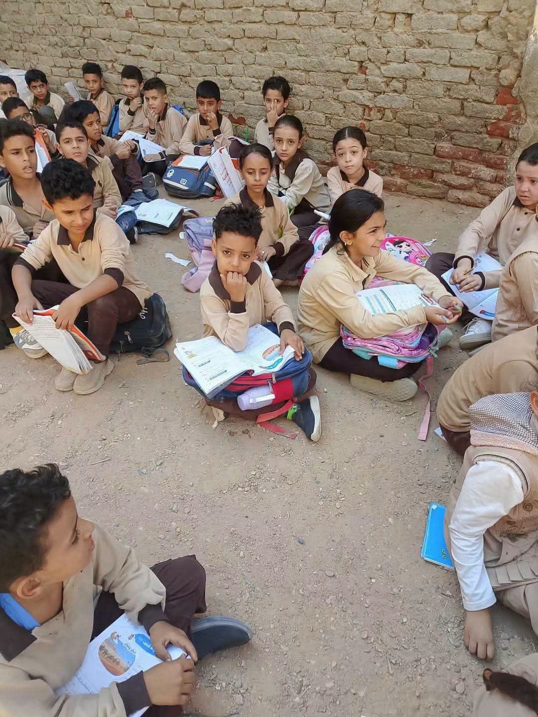 إحالة معلمة ومديرة للتحقيق.. التفاصيل الكاملة لواقعة افتراش تلاميذ الثاني الابتدائي