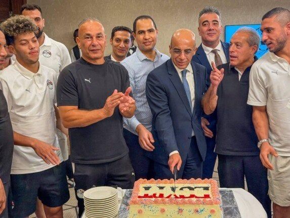 سفير مصر يُهنئ المنتخب الوطني بالفوز على جنوب السودان.. صور