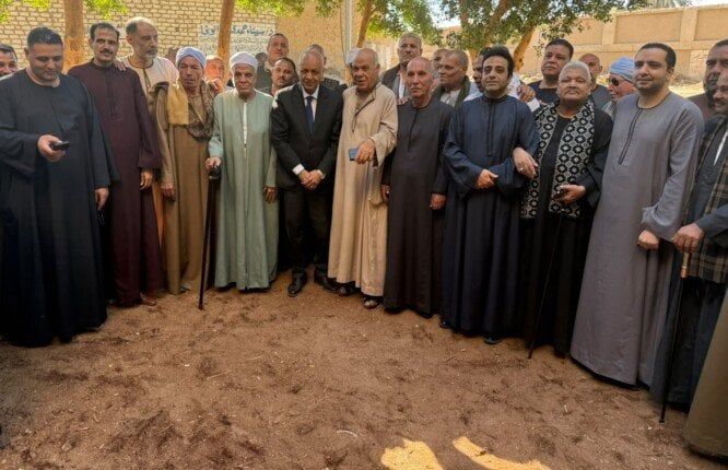 مصطفى بكري يزور قرية «فاو» بمحافظة قنا لبحث المصالحة بين عائلتين