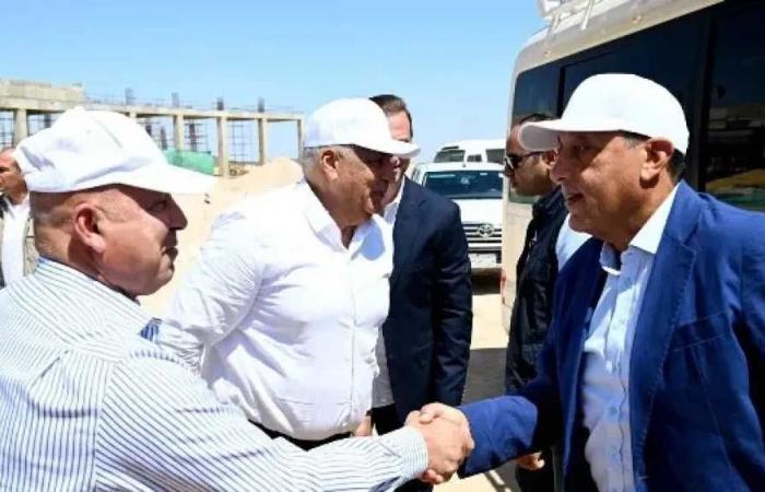 مدبولي
      يستعرض
      مقترح
      إنشاء
      مجمع
      حكومي
      للخدمات
      الذكية
      ومجتمع
      حضري
      متكامل
      بمطروح