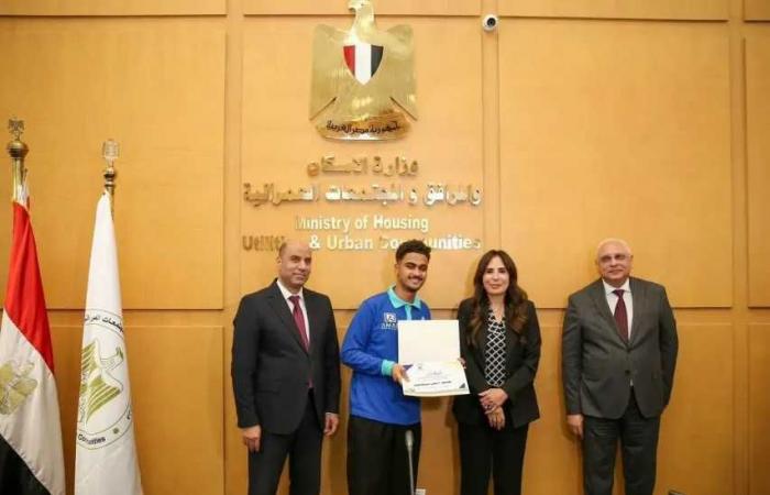 وزيرا
      الإسكان
      والعمل
      يكرمان
      أوائل
      طلاب
      المدارس
      الفنية
      لمياه
      الشرب
      والصرف
      الصحي