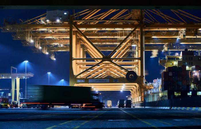 بالبلدي : موانئ
      دبي
      العالمية
      تنقل
      نصف
      مليون
      حاوية
      نمطية
      عبر
      شبكتها
      البرية
      في
      دول
      مجلس
      التعاون
      الخليجي