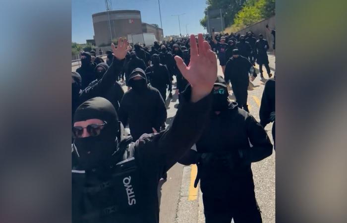 بالبلدي: ملثمون يرتدون ملابس سوداء يغلقون الطرق في احتجاج مناهض للهجرة ببريطانيا