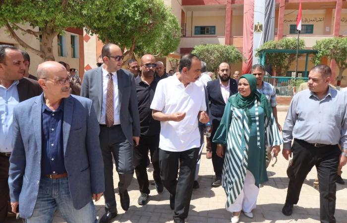 بالبلدي : محافظ
      سوهاج
      يتفقد
      مدرستي
      الثانوية
      بنات
      والشهيد
      عبد
      الرازق
      الإعدادية
      استعدادا
      للدراسة