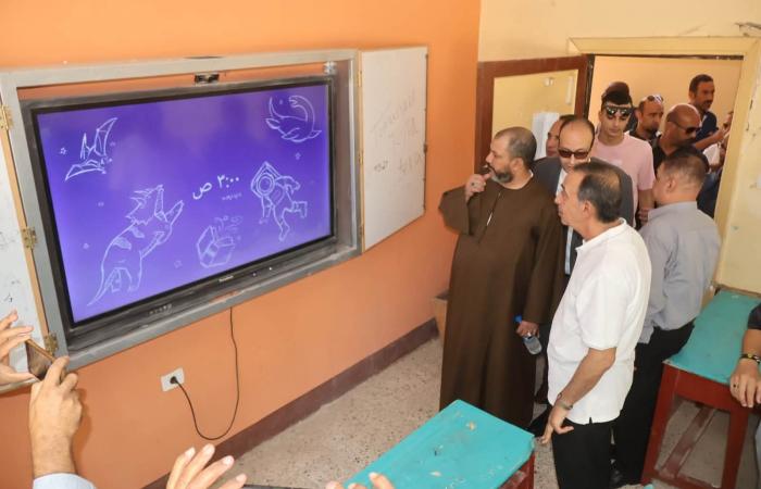 بالبلدي : محافظ
      سوهاج
      يتفقد
      مدرستي
      الثانوية
      بنات
      والشهيد
      عبد
      الرازق
      الإعدادية
      استعدادا
      للدراسة