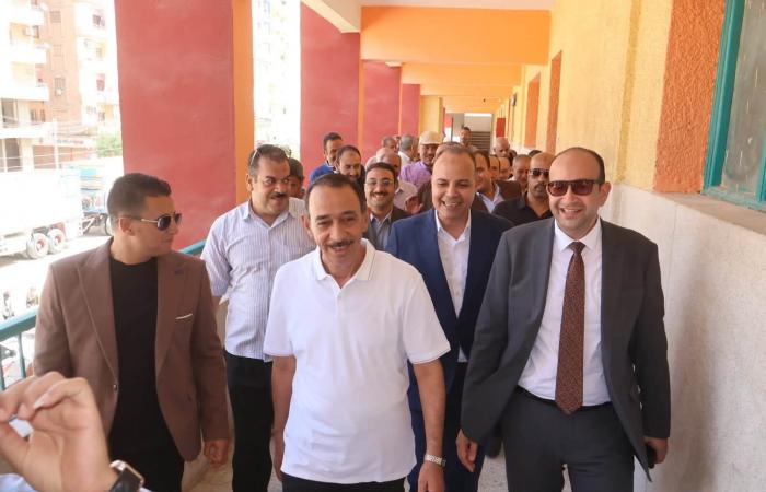 بالبلدي : محافظ
      سوهاج
      يتفقد
      مدرستي
      الثانوية
      بنات
      والشهيد
      عبد
      الرازق
      الإعدادية
      استعدادا
      للدراسة