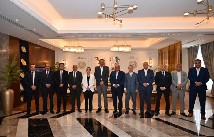 بالبلدي : نائب
      وزير
      المالية
      في
      لقائه
      بمحافظ
      جنوب
      سيناء: السياحة
      قاطرة
      للتنمية
      الاقتصادية