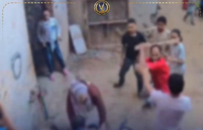 بالبلدي: تدخل
      أمني
      لفض
      معركة
      الشوم
      والأسلحة
      البيضاء
      بين
      جيران
      في
      الدقهلية|شاهد