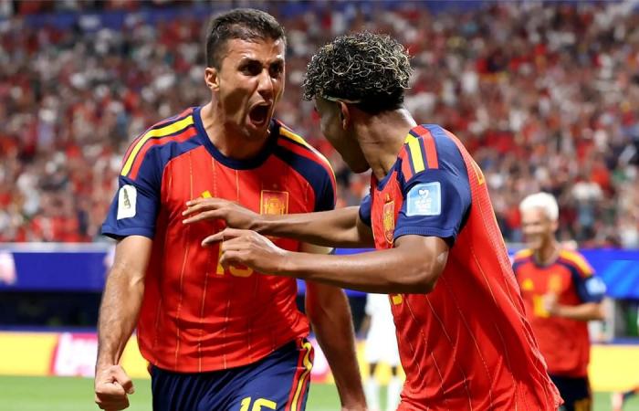 بالبلدي : رغم
      فوزه
      بجائزة
      الفيفا..
      لامين
      يامال
      يصدم
      رودري
      ويختار
      أفضل
      لاعب
      في
      كأس
      العالم