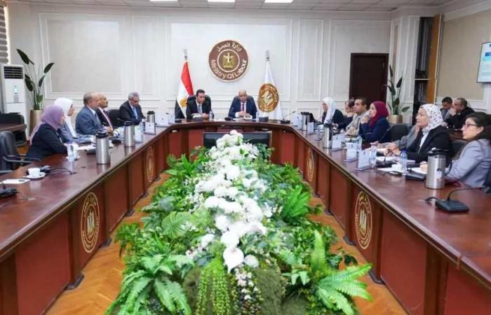 وزير
      العمل
      يلتقي
      رئيس
      الجهاز
      المركزي
      للتعبئة
      والإحصاء
      لتعزيز
      التعاون
      وتبادل
      البيانات
      لدعم
      ملفات
      العمل