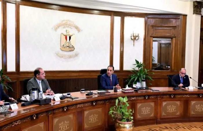رئيس
      الوزراء
      يناقش
      عددًا
      من
      محاور
      العمل
      الاقتصادية
      للفترة
      المقبلة