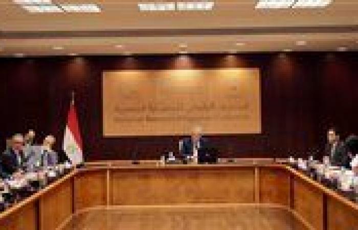 بالبلدي: وزير
      السياحة
      والآثار
      يترأس
      اجتماع
      مجلس
      إدارة
      هيئة
      المتحف
      القومي
      للحضارة
      المصرية