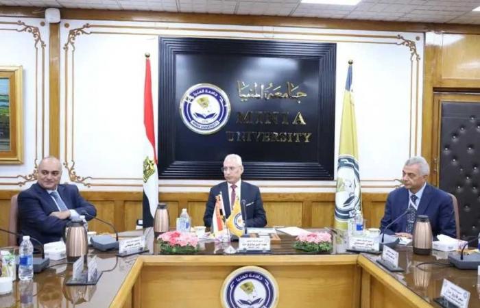 رئيس
      جامعة
      المنيا
      يستقبل
      نائب
      وزير
      المالية
      لمناقشة
      التجربة
      المالية
      للجامعة
      وتعظيم
      مواردها
      وأصولها