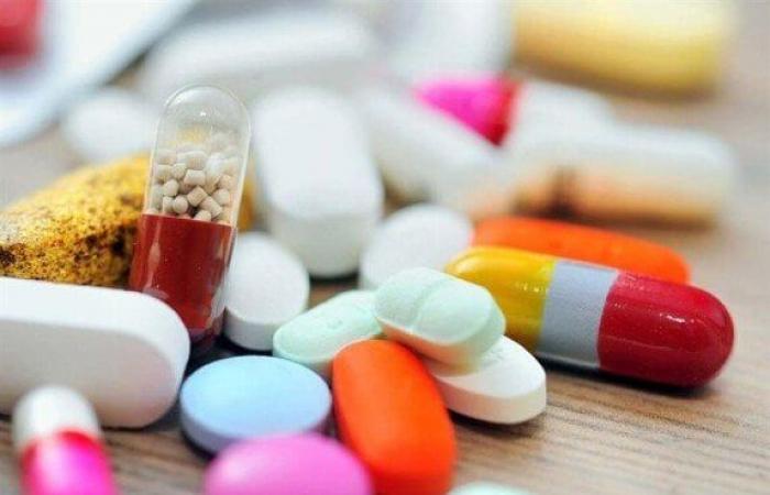 بالبلدي: هل
      يحق
      للصيدلية
      تغيير
      سعر
      الدواء؟..
      رئيس
      لجنة
      التصنيع
      الدوائي
      يحسم
      الجدل