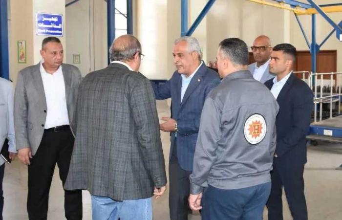 وزير
      الدولة
      للإنتاج
      الحربي
      يتفقد
      خطوط
      الإنتاج
      بشركة
      هليوبوليس
      للصناعات
      الكيماوية