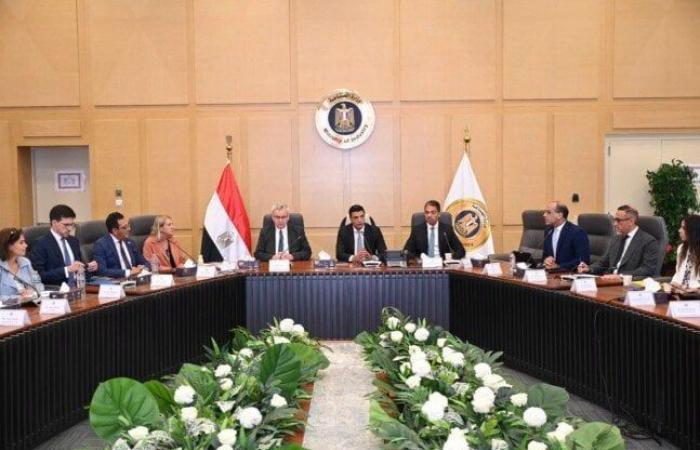 بالبلدي: «الصناعة»
      تبحث
      مع
      الشركات
      الألمانية
      خطط
      التوسع
      وزيادة
      الاستثمارات
      في
      مصر