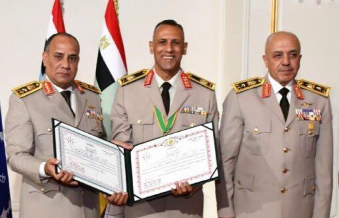 بالبلدي: وزير
      الدفاع
      يكرم
      عددًا
      من
      القادة
      الذين
      أوفوا
      العطاء
      بالقوات
      المسلحة