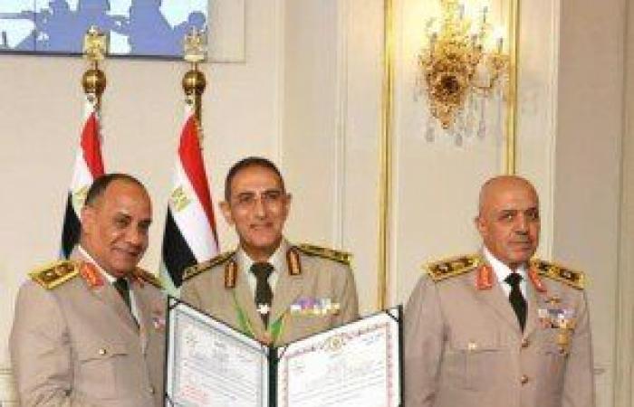 بالبلدي: وزير
      الدفاع
      يكرم
      عددًا
      من
      القادة
      الذين
      أوفوا
      العطاء
      بالقوات
      المسلحة