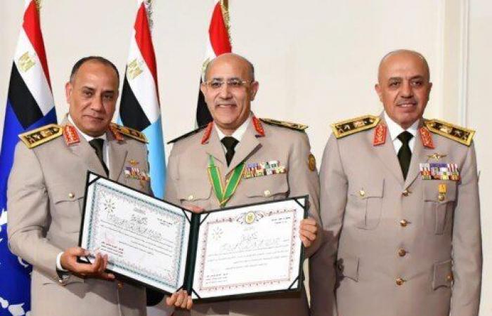 بالبلدي: وزير
      الدفاع
      يكرم
      عددًا
      من
      القادة
      الذين
      أوفوا
      العطاء
      بالقوات
      المسلحة