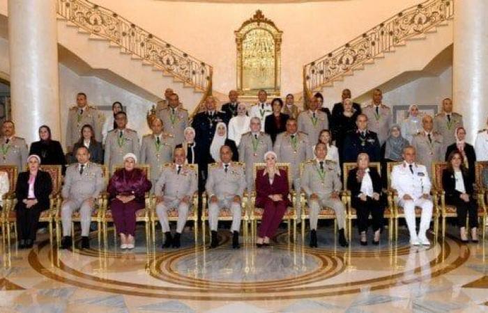 بالبلدي: وزير
      الدفاع
      يكرم
      عددًا
      من
      القادة
      الذين
      أوفوا
      العطاء
      بالقوات
      المسلحة