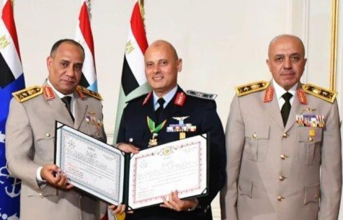 بالبلدي: وزير
      الدفاع
      يكرم
      عددًا
      من
      القادة
      الذين
      أوفوا
      العطاء
      بالقوات
      المسلحة