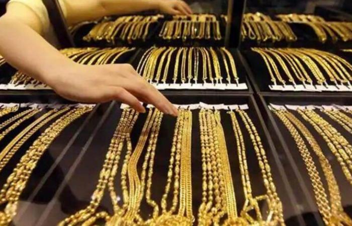 بالبلدي : الذهب
      يتلقى
      ضربة
      من
      الفيدرالي..
      الأوقية
      تهبط
      93
      دولارًا
      في
      أسبوع
      وعيار
      21
      يسجل
      6230
      جنيهًا