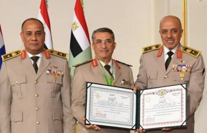 بالبلدي: وزير
      الدفاع
      يكرم
      عددًا
      من
      القادة
      الذين
      أوفوا
      العطاء
      بالقوات
      المسلحة