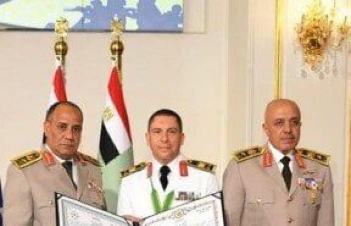بالبلدي: وزير
      الدفاع
      يكرم
      عددًا
      من
      القادة
      الذين
      أوفوا
      العطاء
      بالقوات
      المسلحة